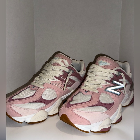 9060 New Balance Women's Rose Pink Sneakers - Picture 1 of 5